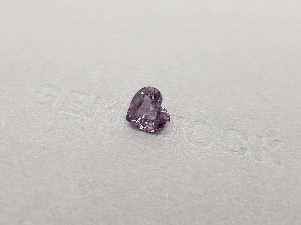 Шпинель серовато-фиолетового цвета в огранке сердце 2,34 карата, Бирма Изображение №3