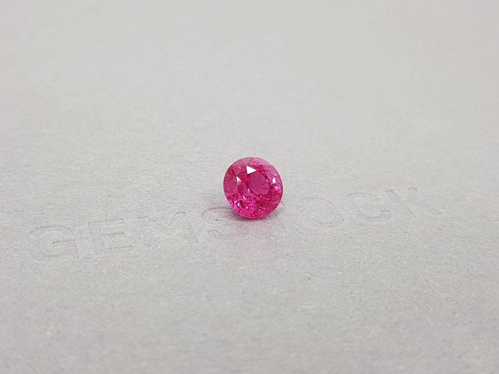 Розовая шпинель Махенге в огранке круг 2,38 карат Изображение №2
