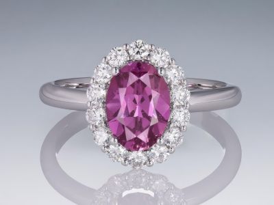 Кольцо с негретым фиолетовым сапфиром 1,54 карата и бриллиантами в белом золоте 750 пробы photo