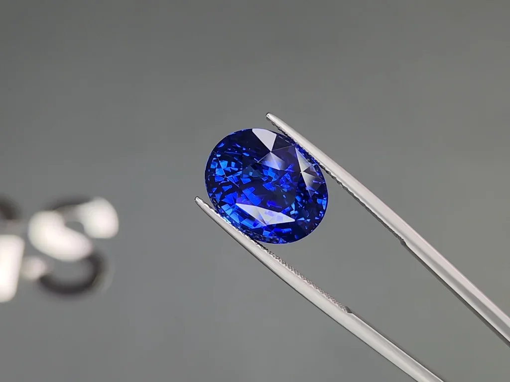 Синий сапфир цвета Royal Blue в огранке овал 12,04 карата, Шри-Ланка  Изображение №3