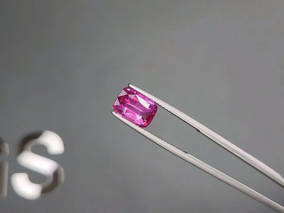 Негретый розовый сапфир Vivid Pink в огранке кушон 4,01 карата, Мадагаскар Изображение №3