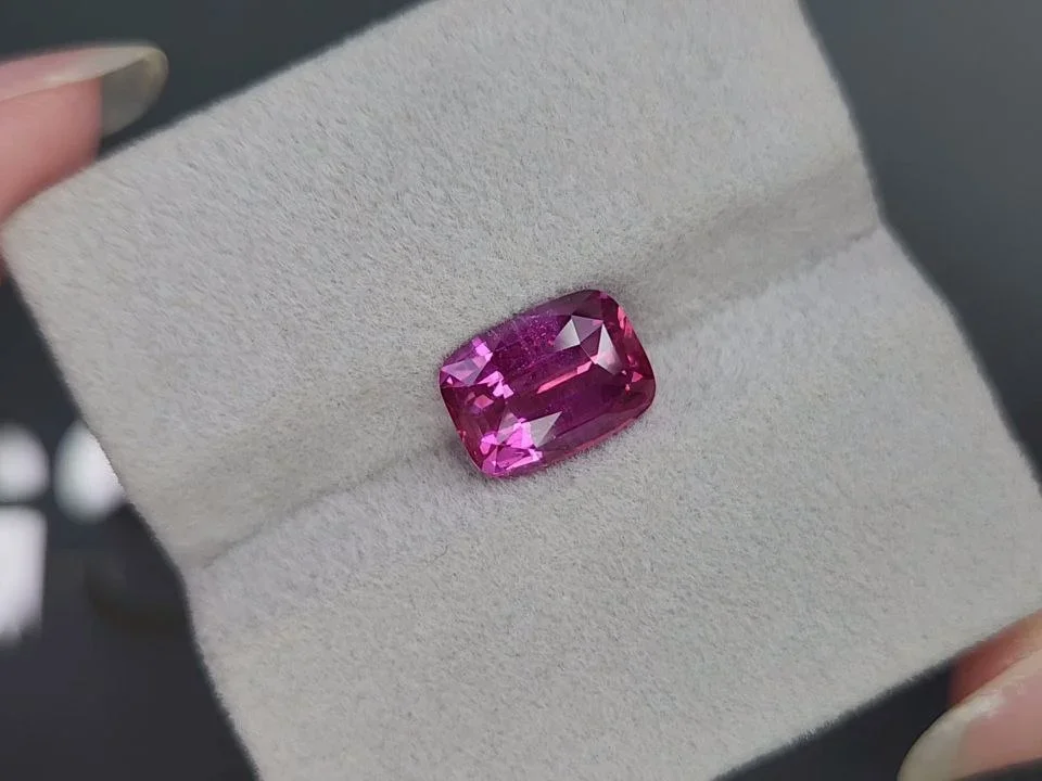 Негретый розовый сапфир Vivid Pink в огранке кушон 4,01 карата, Мадагаскар Изображение №4