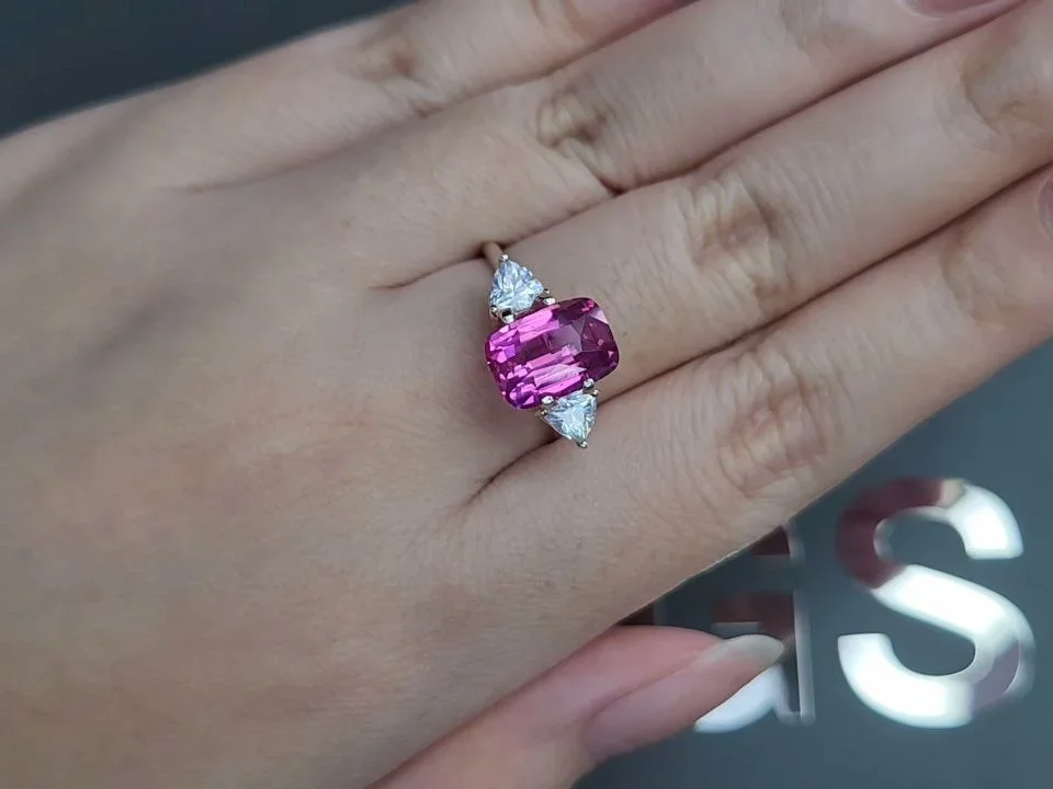 Негретый розовый сапфир Vivid Pink в огранке кушон 4,01 карата, Мадагаскар Изображение №5