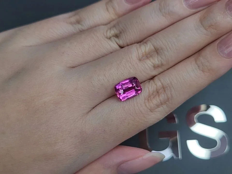 Негретый розовый сапфир Vivid Pink в огранке кушон 4,01 карата, Мадагаскар Изображение №2
