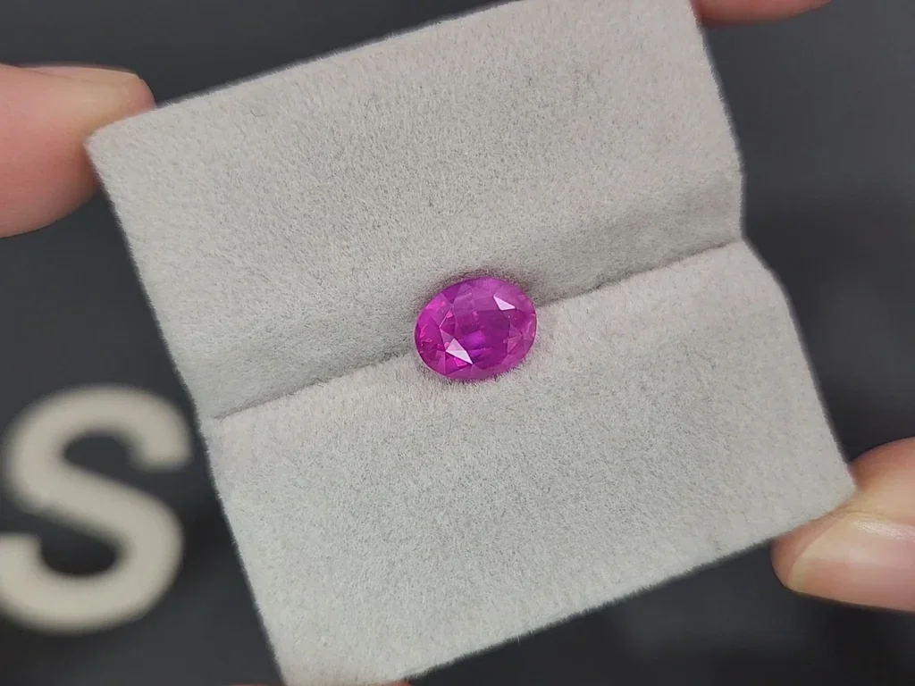 Сапфир Hot Pink с эффектом рутилового шелка в огранке овал 2,58 карат, Шри-Ланка Изображение №4