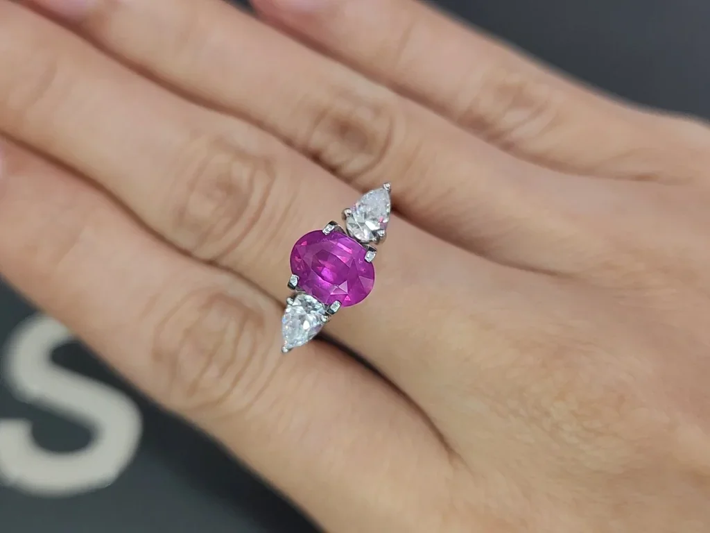 Сапфир Hot Pink с эффектом рутилового шелка в огранке овал 2,58 карат, Шри-Ланка Изображение №5