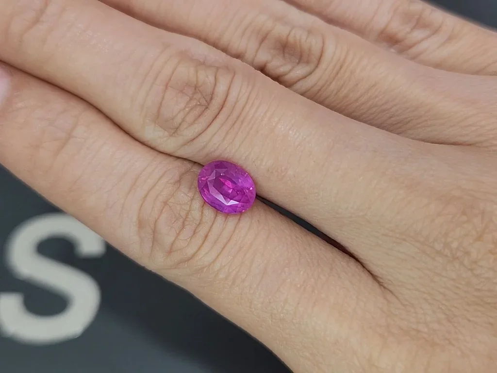 Сапфир Hot Pink с эффектом рутилового шелка в огранке овал 2,58 карат, Шри-Ланка Изображение №2