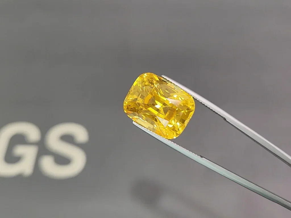 Инвестиционный негретый сапфир Golden Yellow в огранке кушон 30,50 карат, Шри-Ланка Изображение №3