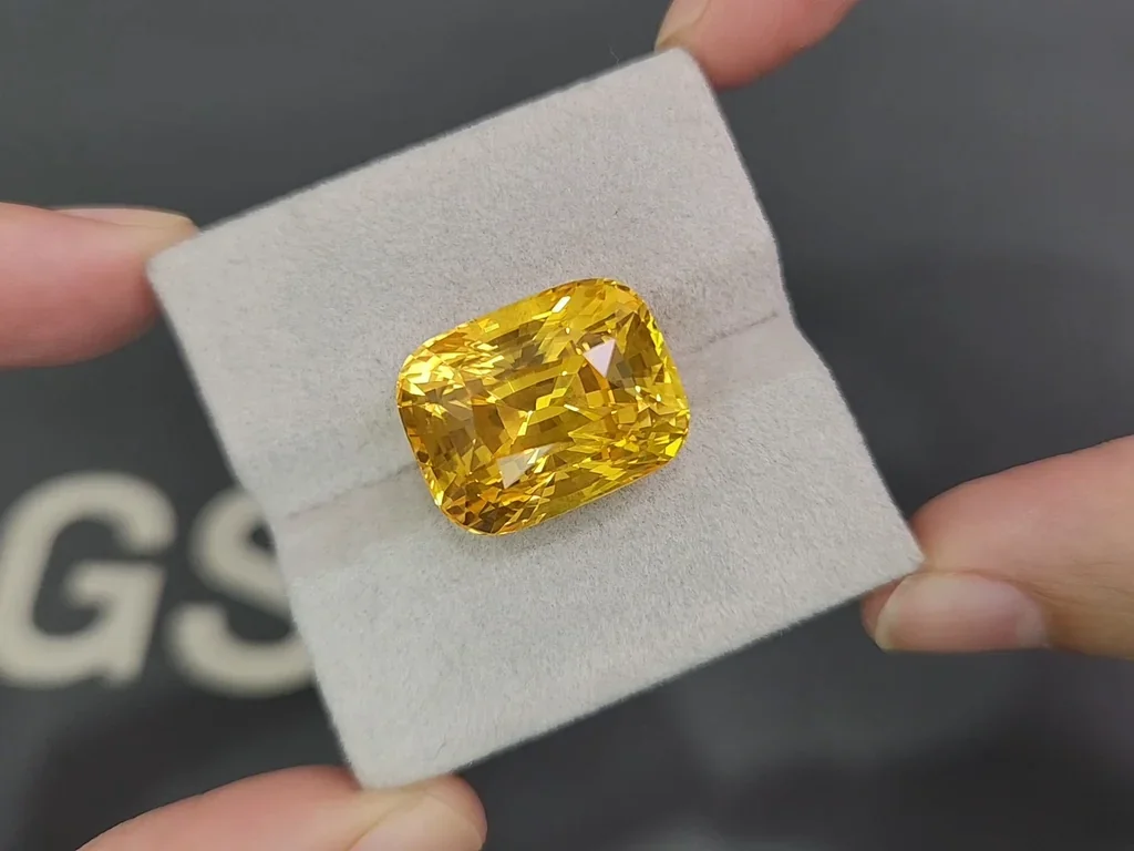 Инвестиционный негретый сапфир Golden Yellow в огранке кушон 30,50 карат, Шри-Ланка Изображение №4