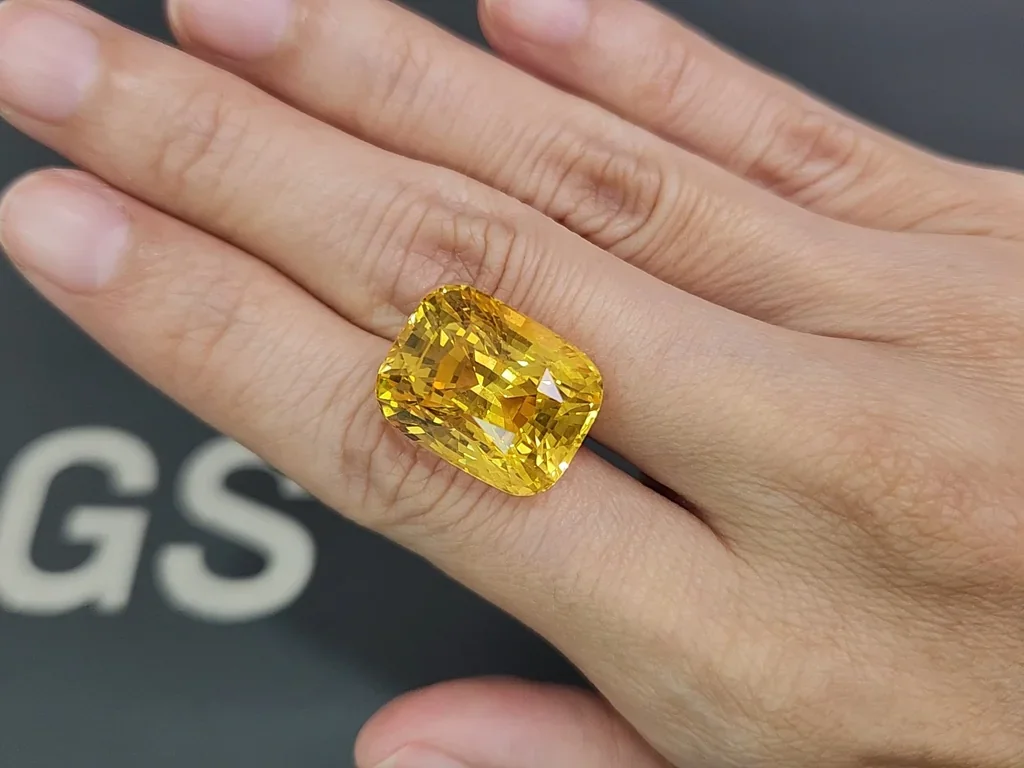 Инвестиционный негретый сапфир Golden Yellow в огранке кушон 30,50 карат, Шри-Ланка Изображение №2