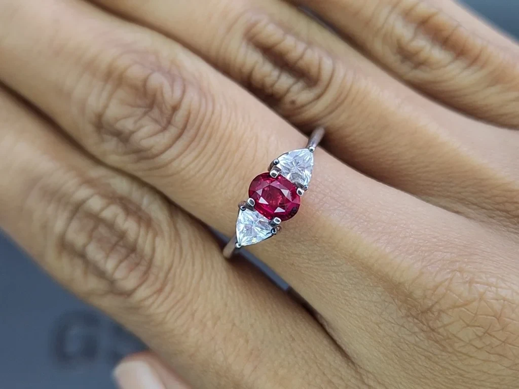 Негретый рубин Pigeon blood в огранке овал 1,04 карат, Мозамбик Изображение №5