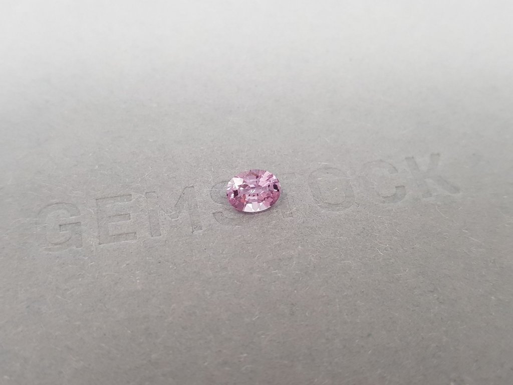 Нежно-розовый негретый сапфир из Мадагаскара в огранке овал 0,82 карата Изображение №2