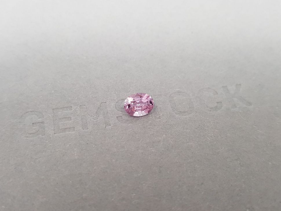 Нежно-розовый негретый сапфир из Мадагаскара в огранке овал 0,82 карата Изображение №2