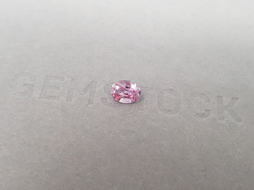 Нежно-розовый негретый сапфир из Мадагаскара в огранке овал 0,82 карата Изображение №3
