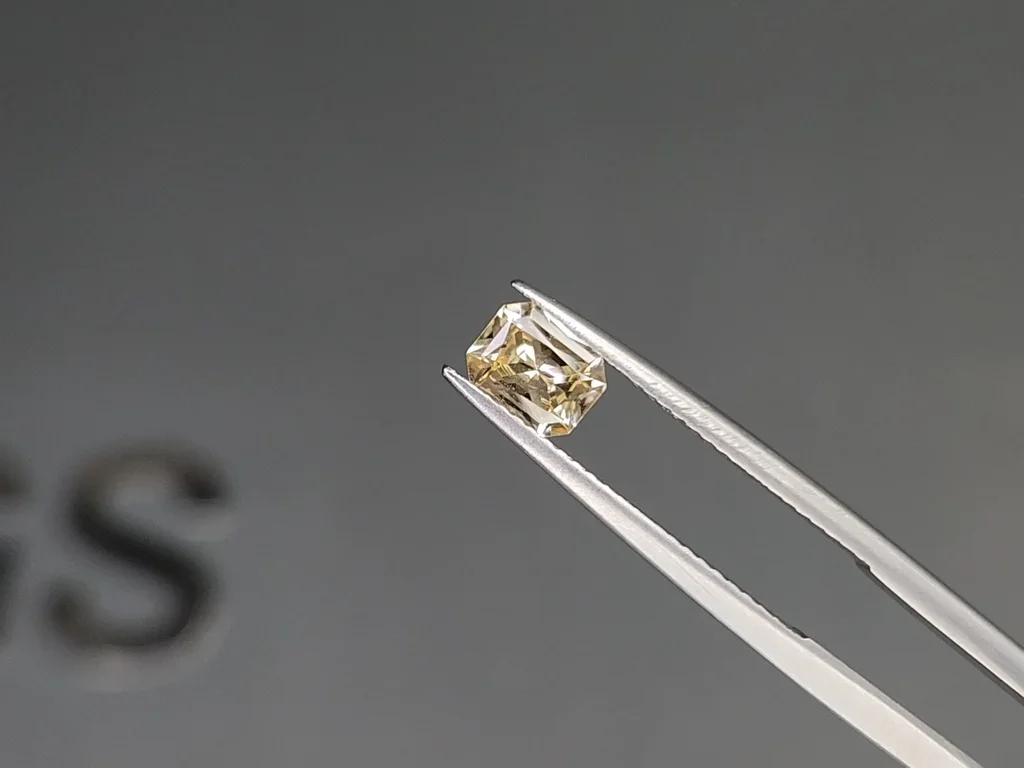 Необлагороженный желтый сапфир Pastel Yellow в огранке радиант 0,75 карата, Мадагаскар  Изображение №3