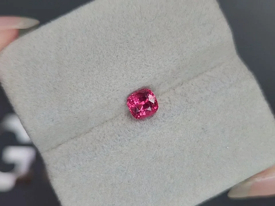 Шпинель Махенге цвета Vivid Pink в огранке кушон 0,82 карата, Танзания Изображение №4