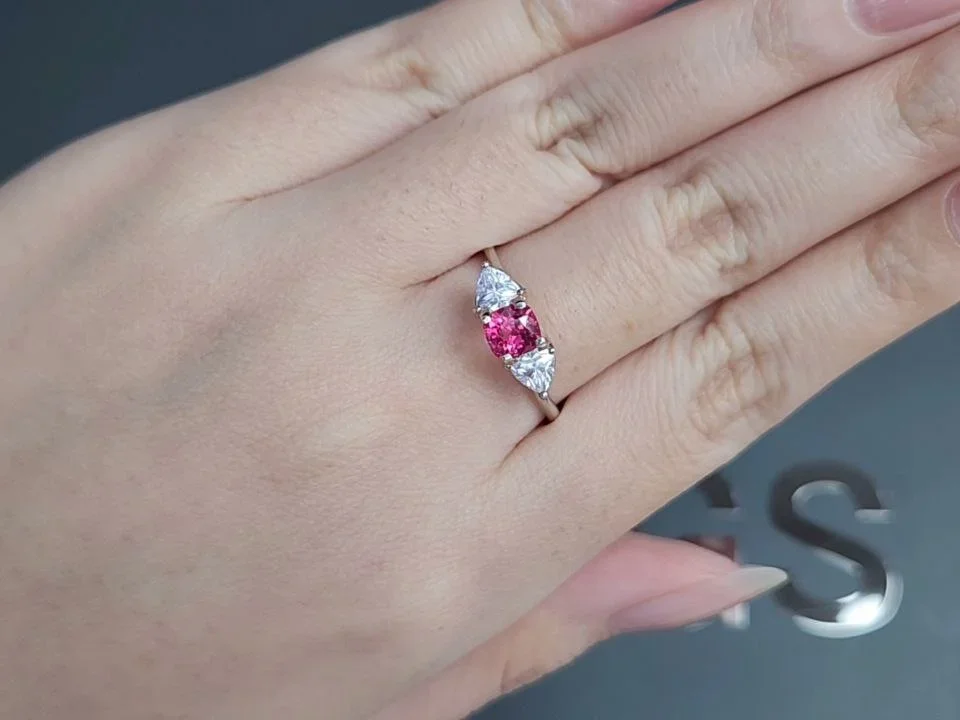 Шпинель Махенге цвета Vivid Pink в огранке кушон 0,82 карата, Танзания Изображение №5