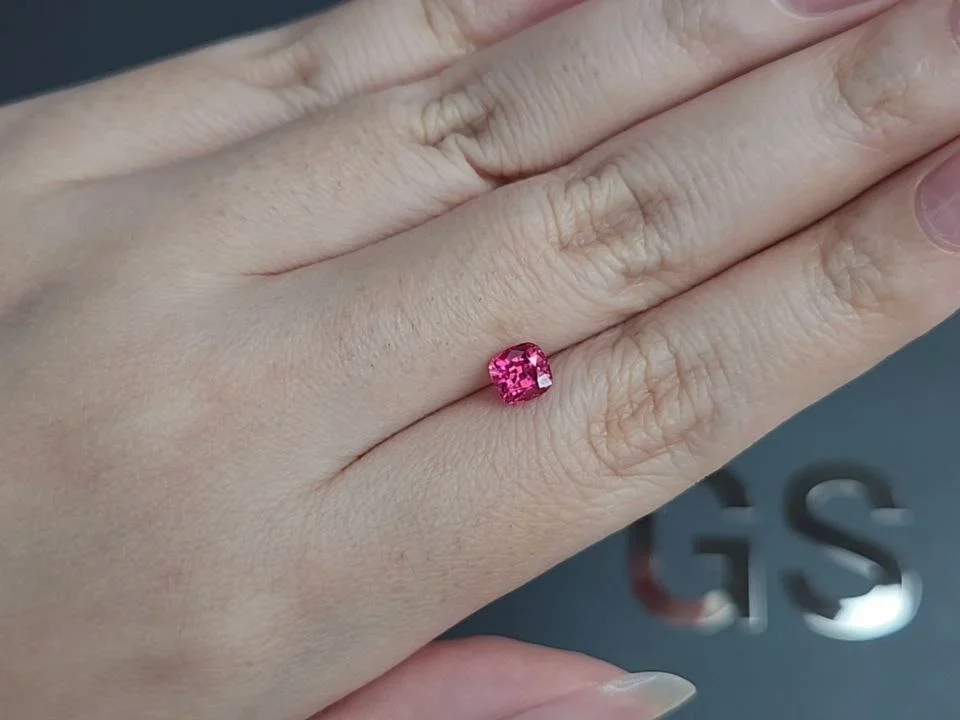 Шпинель Махенге цвета Vivid Pink в огранке кушон 0,82 карата, Танзания Изображение №2