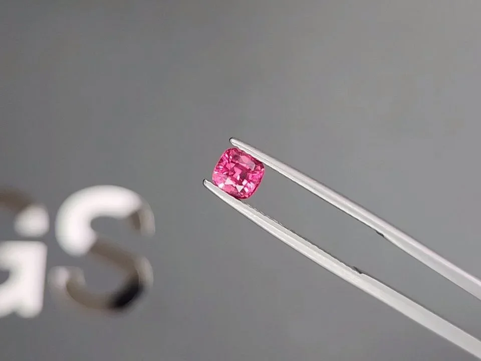 Шпинель Махенге цвета Vivid Pink в огранке кушон 0,82 карата, Танзания Изображение №3