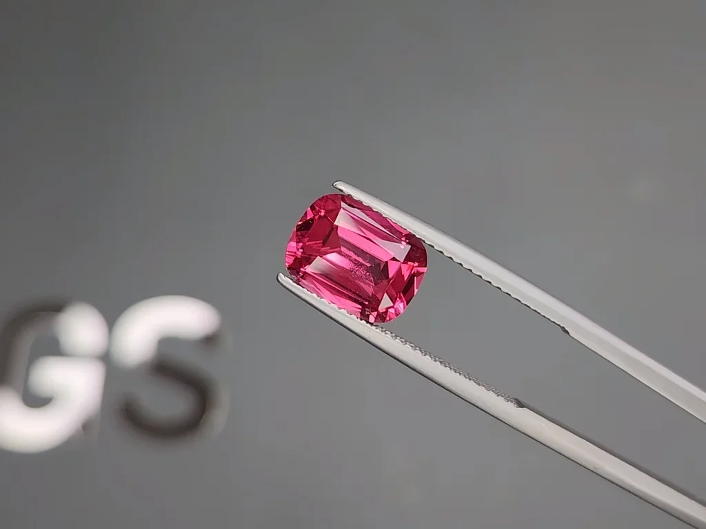 Шпинель Махенге Vibrant Pink в огранке кушон 3,26 карата, Танзания  Изображение №3