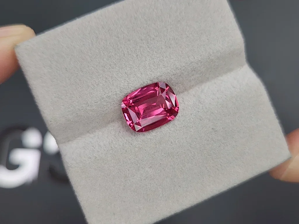 Шпинель Махенге Vibrant Pink в огранке кушон 3,26 карата, Танзания  Изображение №4