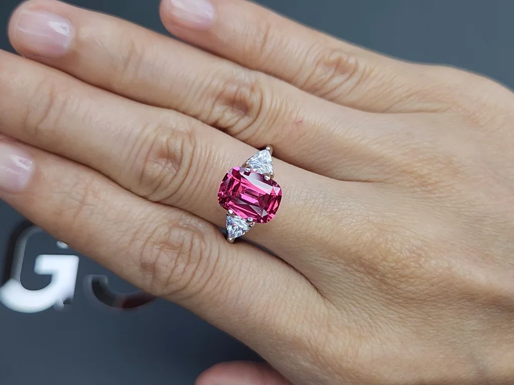 Шпинель Махенге Vibrant Pink в огранке кушон 3,26 карата, Танзания  Изображение №5