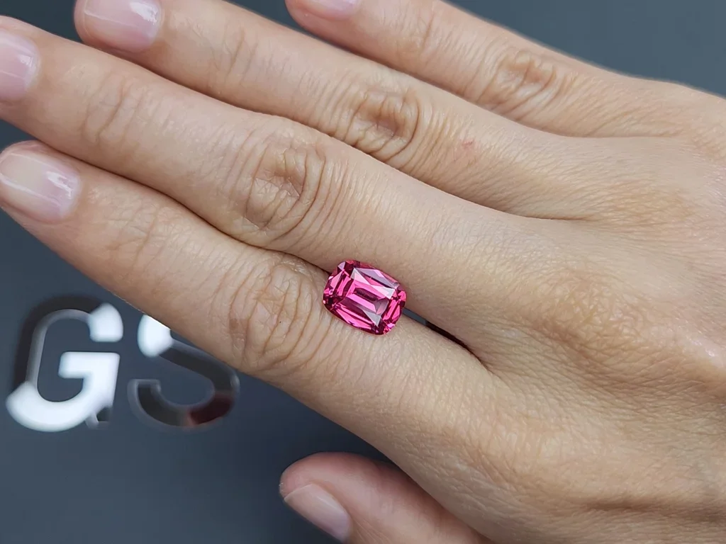 Шпинель Махенге Vibrant Pink в огранке кушон 3,26 карата, Танзания  Изображение №2