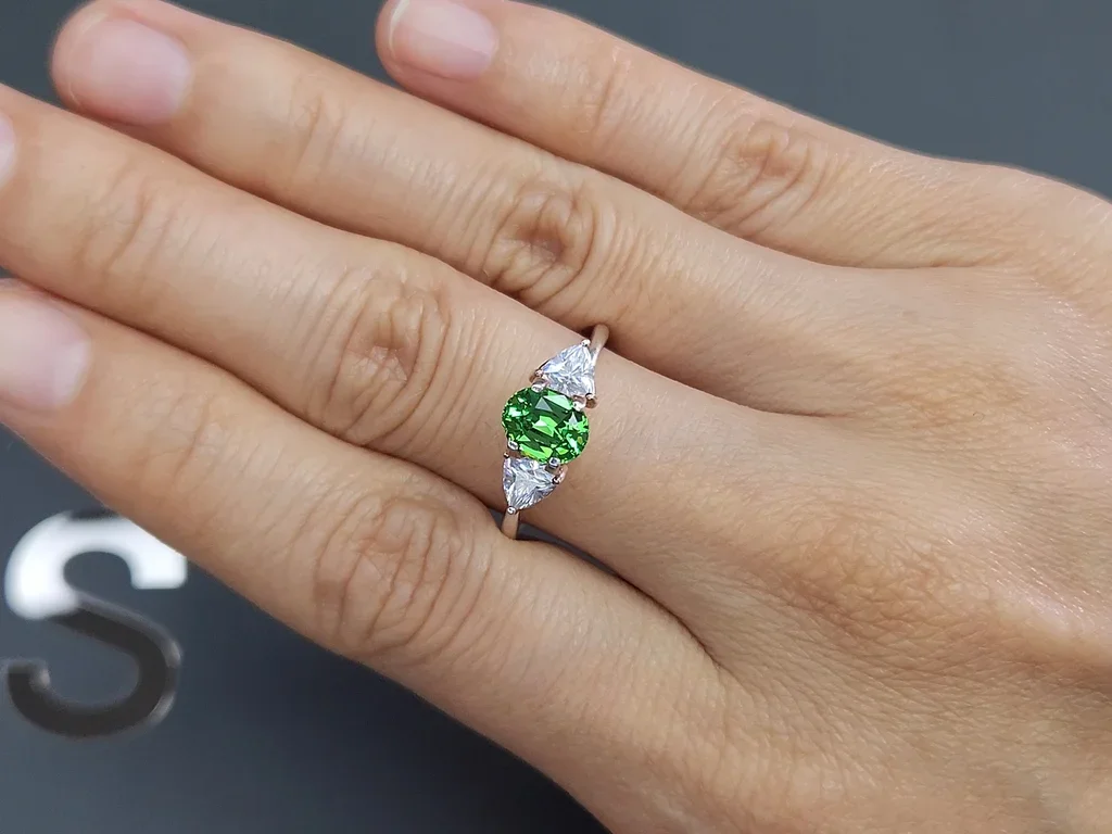 Гранат цаворит Intense Green в огранке овал 1,29 карата, Танзания  Изображение №5