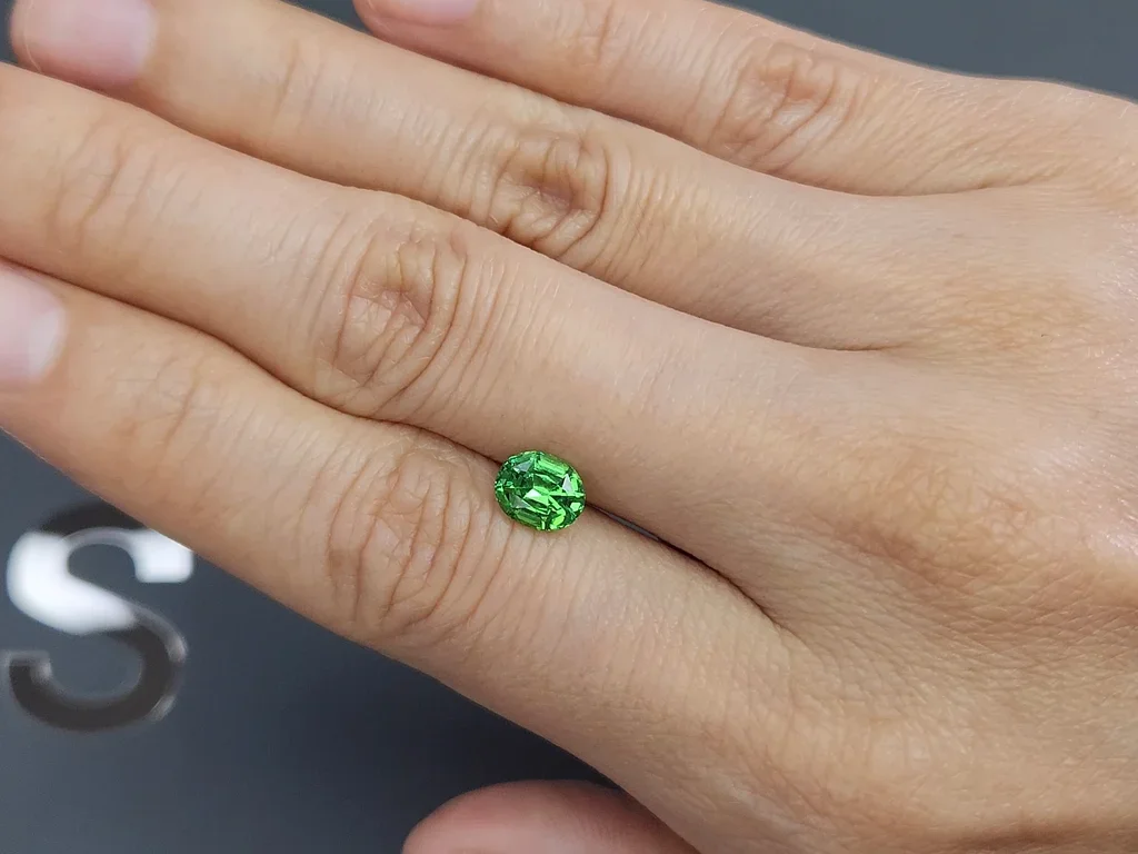 Гранат цаворит Intense Green в огранке овал 1,29 карата, Танзания  Изображение №2