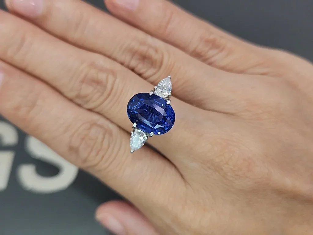 Негретый сапфир Royal Blue в огранке овал 9,01 карат, Шри-Ланка Изображение №5