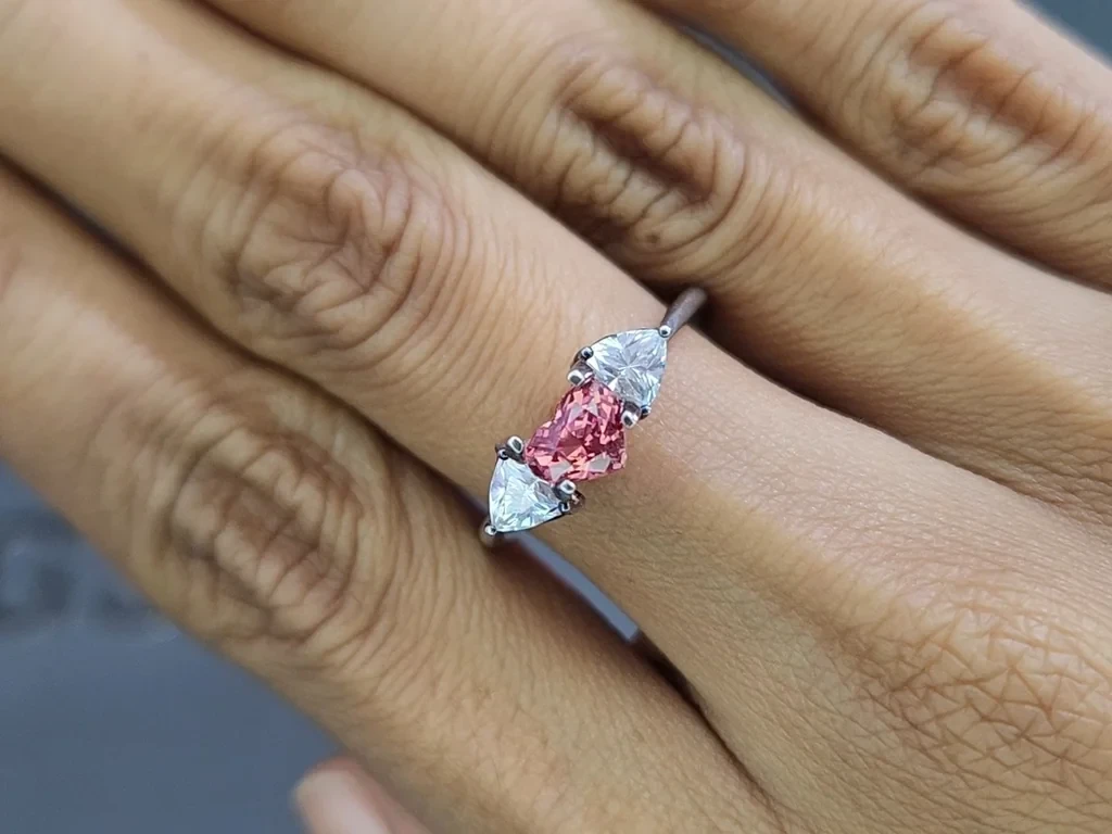 Негретый сапфир Падпараджа в огранке сердце 1,00 карат, Шри-Ланка  Изображение №5