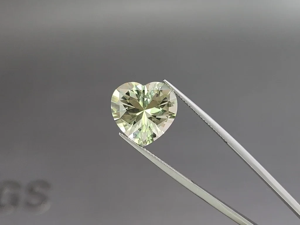 Празиолит (зеленый кварц) в высокоточной огранке сердце 7,88 карат, Африка Изображение №3