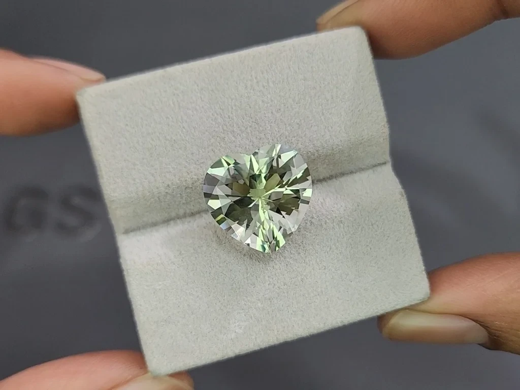 Празиолит (зеленый кварц) в высокоточной огранке сердце 7,88 карат, Африка Изображение №4