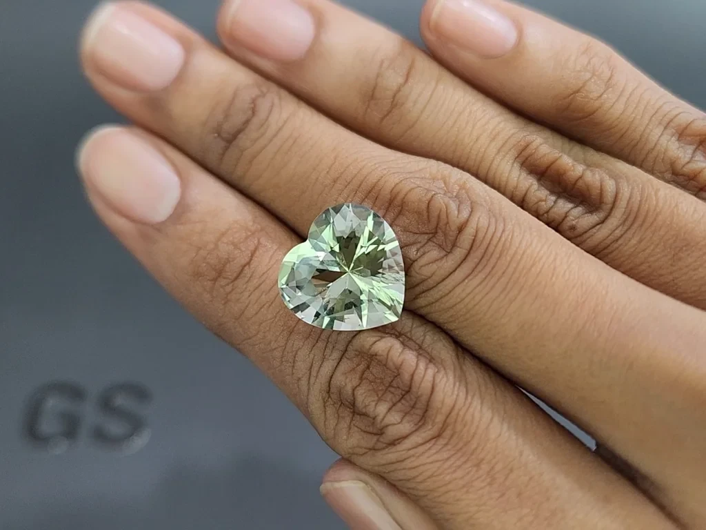 Празиолит (зеленый кварц) в высокоточной огранке сердце 7,88 карат, Африка Изображение №2