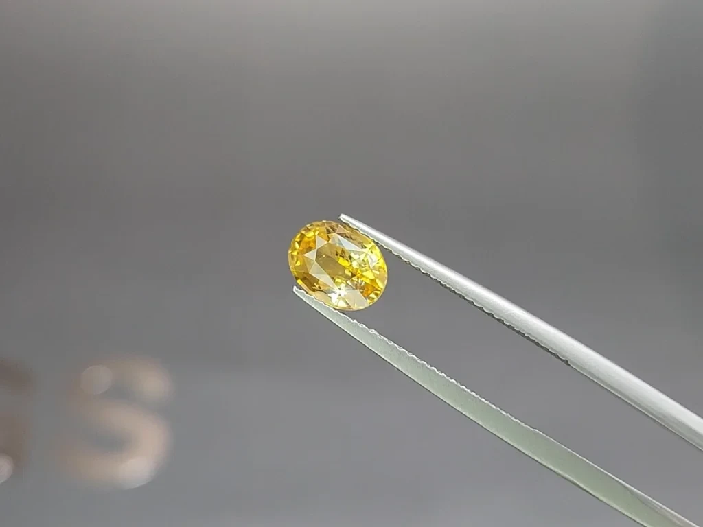 Сапфир Vivid Yelow в огранке овал 1,73 карата, Шри-Ланка Изображение №3