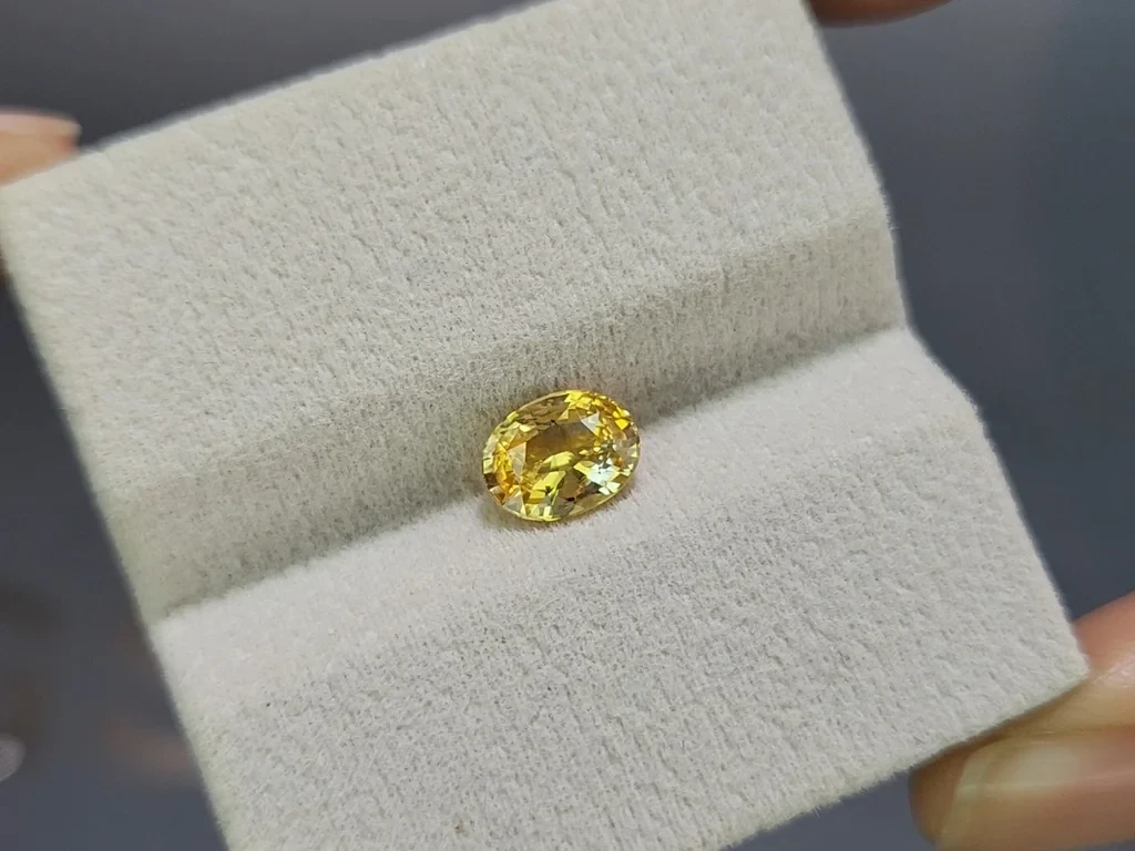 Сапфир Vivid Yelow в огранке овал 1,73 карата, Шри-Ланка Изображение №4