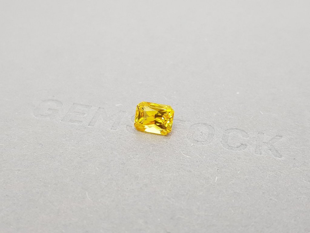 Яркий жёлтый сапфир в огранке радиант 2,10 карат, Шри-Ланка Изображение №3