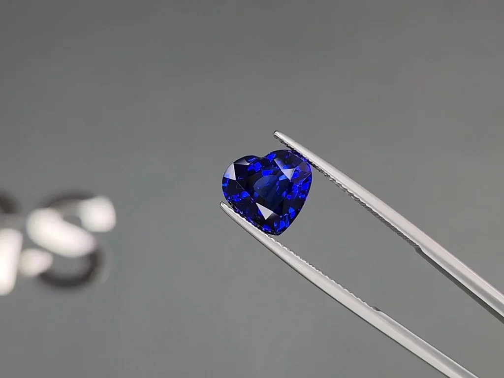 Синий сапфир цвета Royal Blue в огранке сердце 4,51 карата, Шри-Ланка  Изображение №3