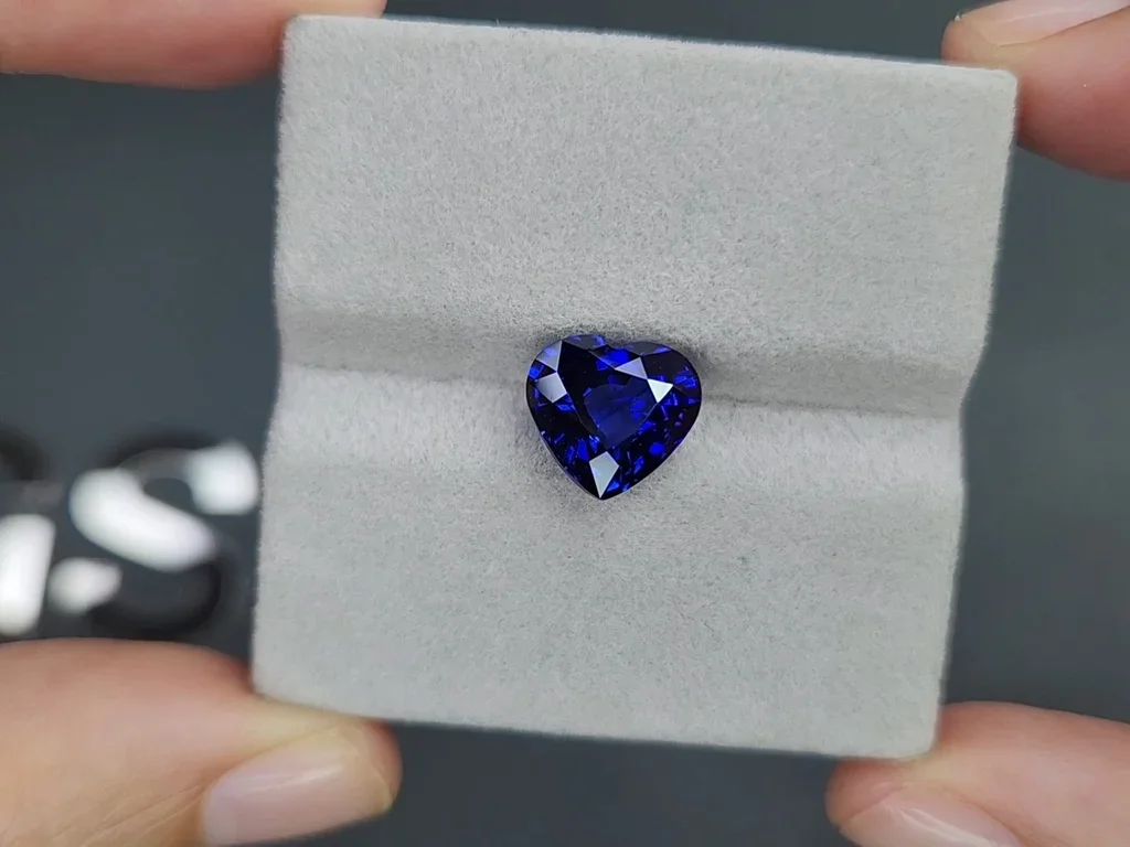 Синий сапфир цвета Royal Blue в огранке сердце 4,51 карата, Шри-Ланка  Изображение №4