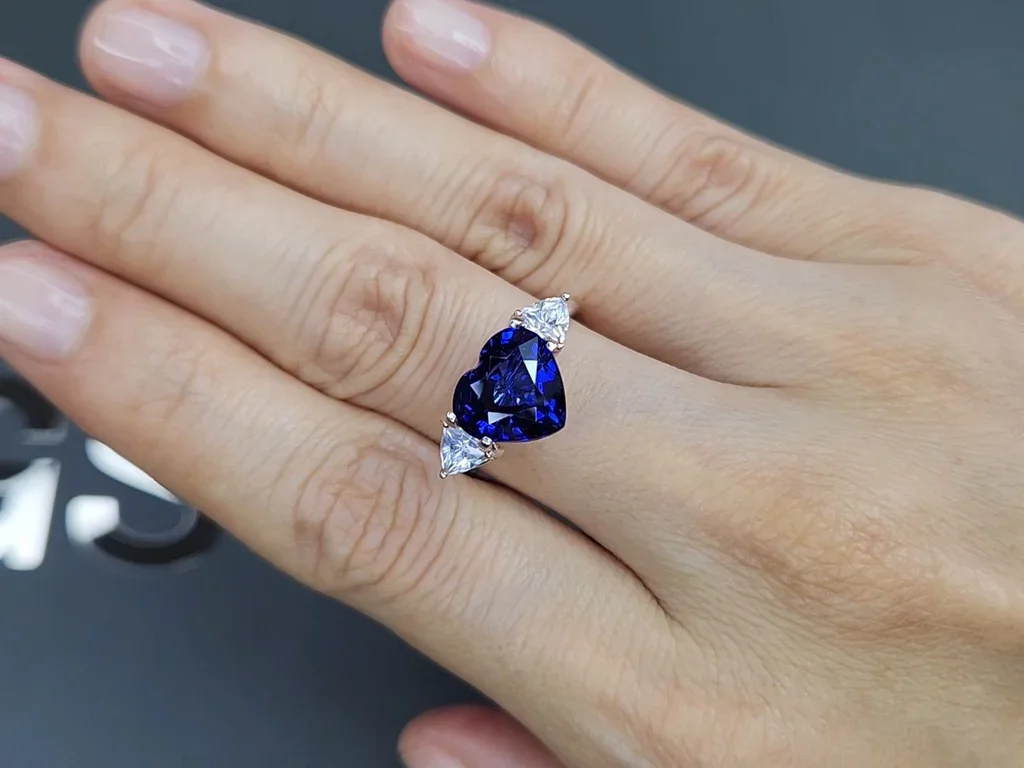 Синий сапфир цвета Royal Blue в огранке сердце 4,51 карата, Шри-Ланка  Изображение №5