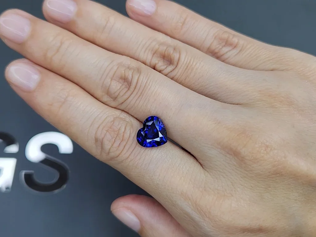 Синий сапфир цвета Royal Blue в огранке сердце 4,51 карата, Шри-Ланка  Изображение №2