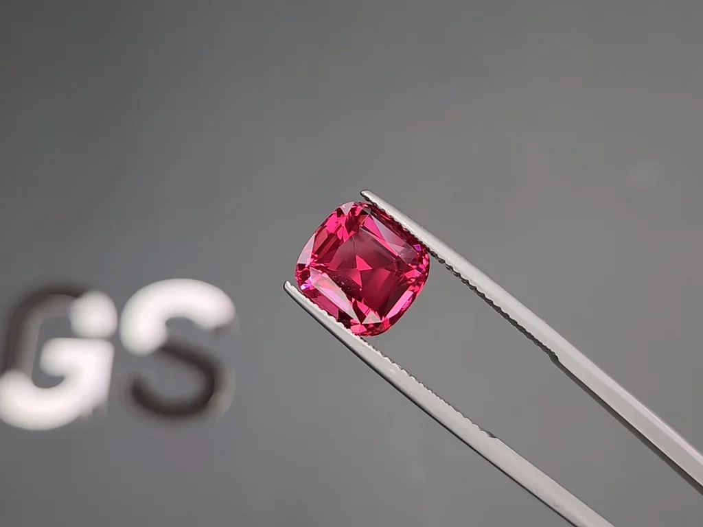 Шпинель Махенге Vibrant Pink-Red в огранке кушон 5,72 карат, Танзания  Изображение №3