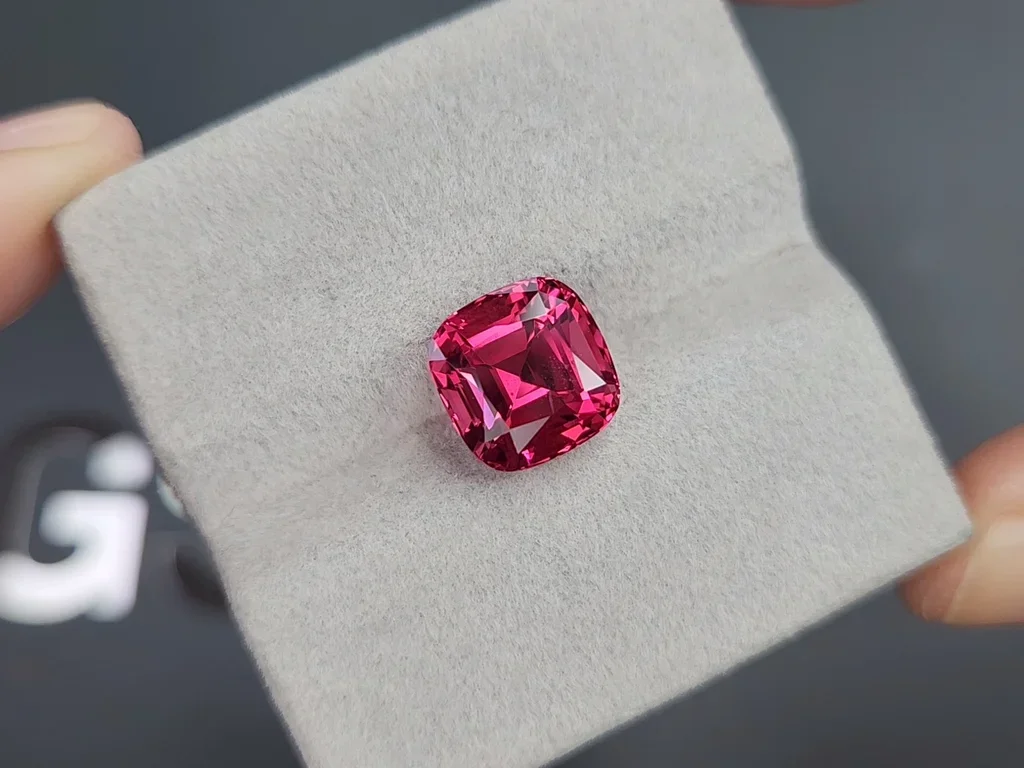 Шпинель Махенге Vibrant Pink-Red в огранке кушон 5,72 карат, Танзания  Изображение №4