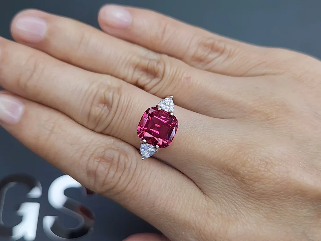Шпинель Махенге Vibrant Pink-Red в огранке кушон 5,72 карат, Танзания  Изображение №5