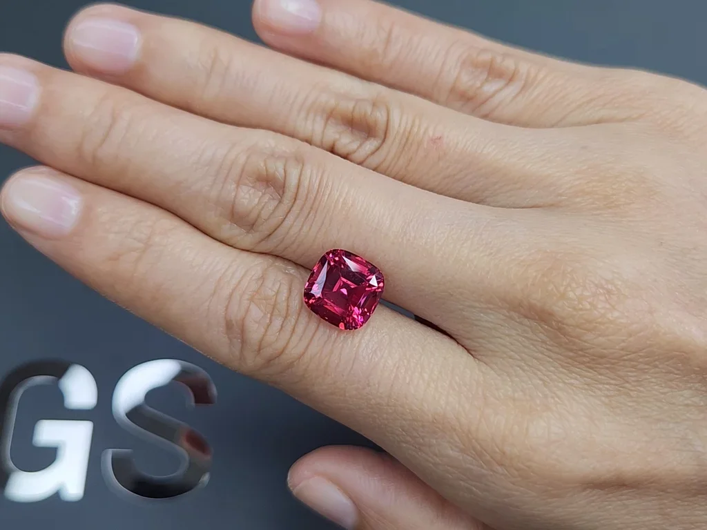 Шпинель Махенге Vibrant Pink-Red в огранке кушон 5,72 карат, Танзания  Изображение №2