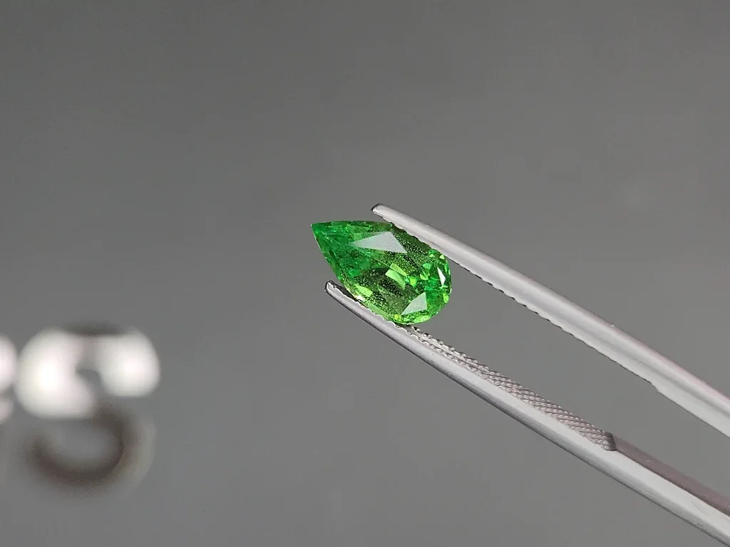 Гранат цаворит Intense Green в огранке груша 1,61 карата, Танзания  Изображение №3