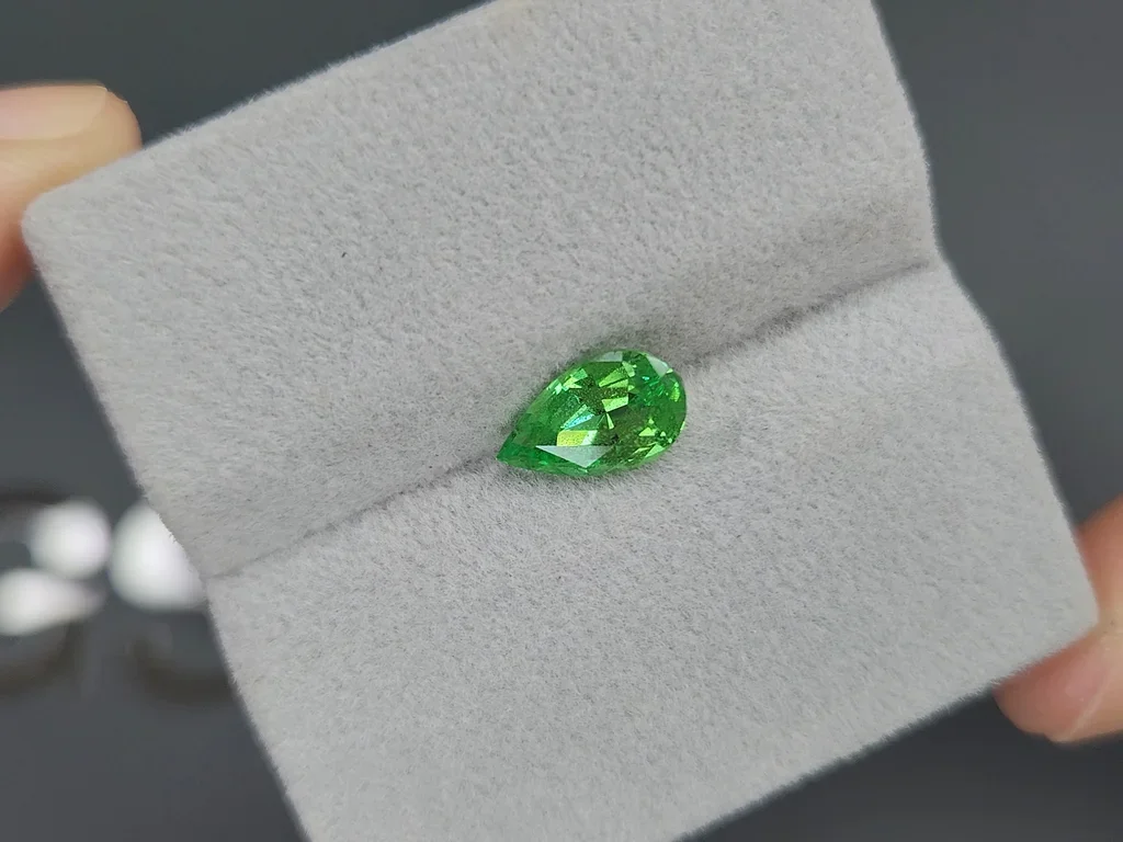 Гранат цаворит Intense Green в огранке груша 1,61 карата, Танзания  Изображение №4