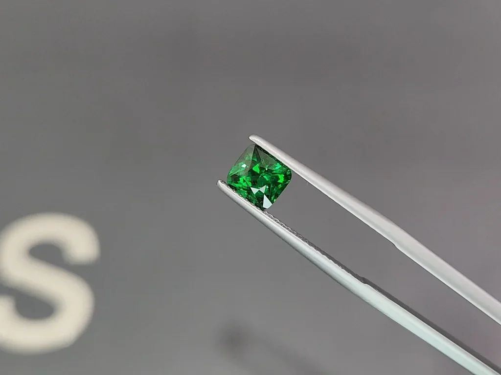 Гранат цаворит Vivid Green в огранке кушон 1,25 карат, Танзания  Изображение №3
