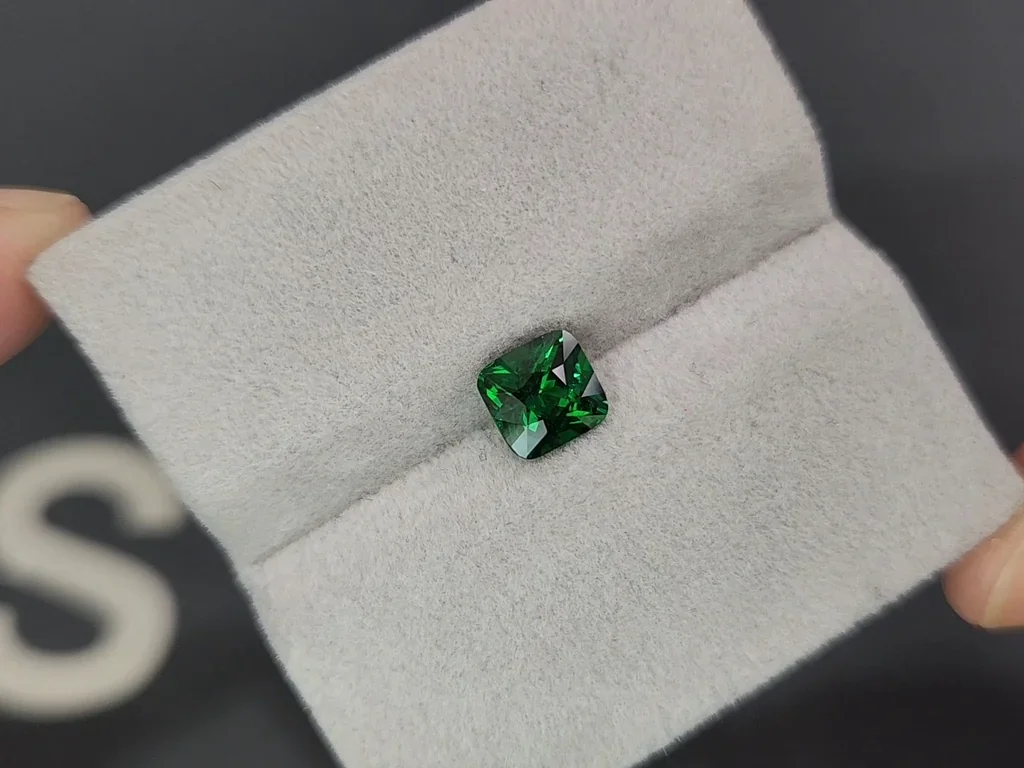 Гранат цаворит Vivid Green в огранке кушон 1,25 карат, Танзания  Изображение №4