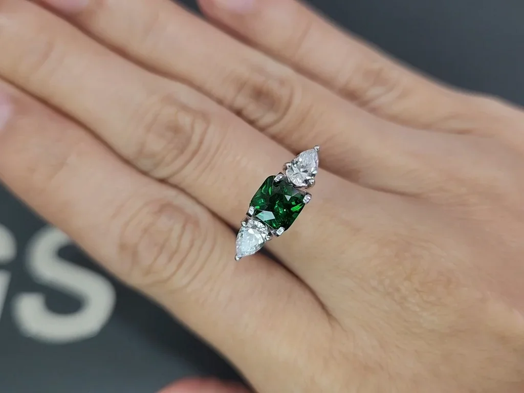 Гранат цаворит Vivid Green в огранке кушон 1,25 карат, Танзания  Изображение №5